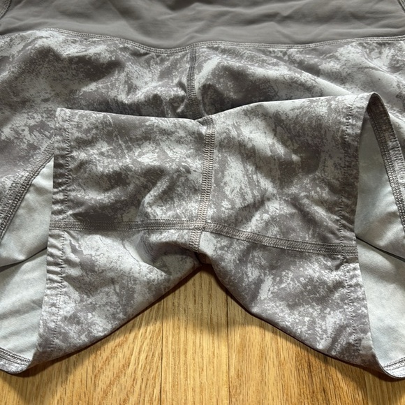 Lululemon Run Times Shorts 2 - Sz10 in Washed Marble Alpine White Silverscreen - Picture 2 of 6
